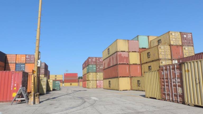 Contenedores de mercancías en un puerto mexicano.