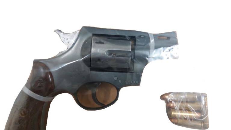 El revólver que portaba el arrestado.