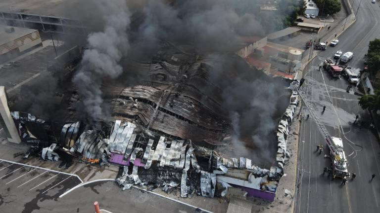 Un casino de una plaza comercial es destruido por un incendio.
