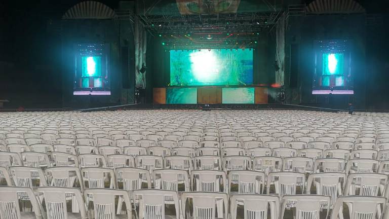 Todo listo para recibir Gloria Gaynor, la coronación de la Reina de los Juegos Florales.