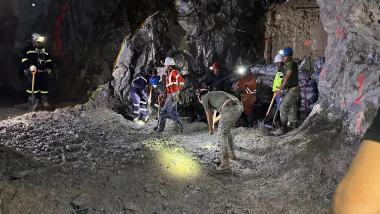A las 22:00 horas las brigadas retomarán las labores de rescate.
