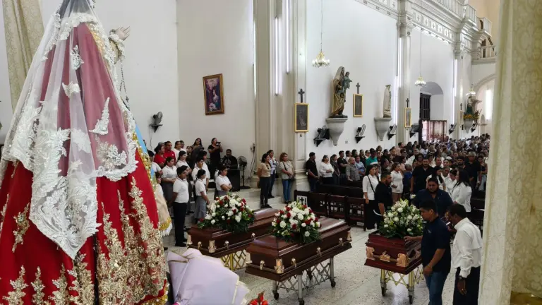 Misa de cuerpo presente para las tres mujeres que perdieron la vida en un accidente carretero al sur de Rosario.