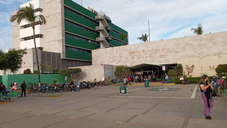 Personal de seguridad del IMSS en Mazatlán bloquea acceso a Noroeste