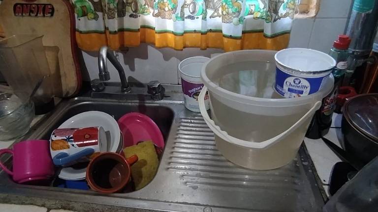 En las casas, la falta de agua afecta actividades tan básica como el lavado de trastes.