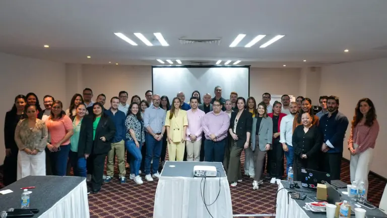 El puerto se convirtió en escenario de trabajo estratégico y, al mismo tiempo, en escaparate turístico para quienes toman decisiones clave en conectividad aérea.