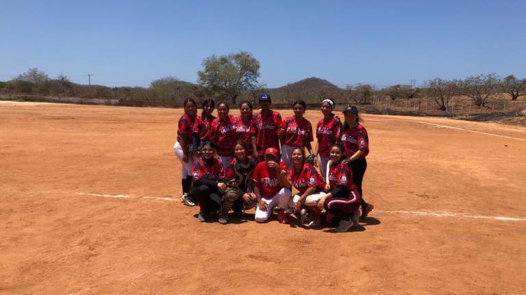 Rojas de Villa Unión enfrían a Agua Caliente en Liga de Softbol Femenil Campesina