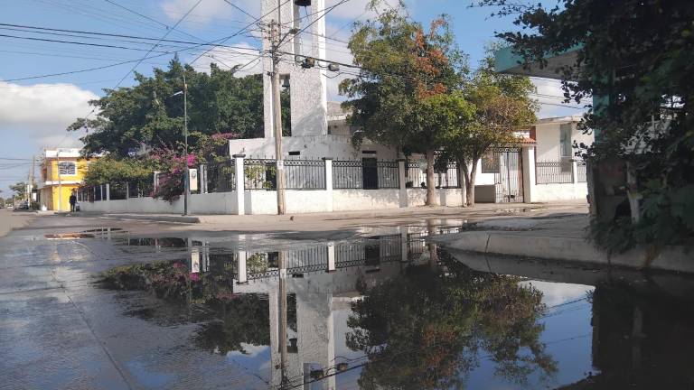 Vecinos del Fraccionamiento Esmeralda señalaron que la fuga de aguas negras ha provocado acumulación de agua residual y fuertes olores en la zona.