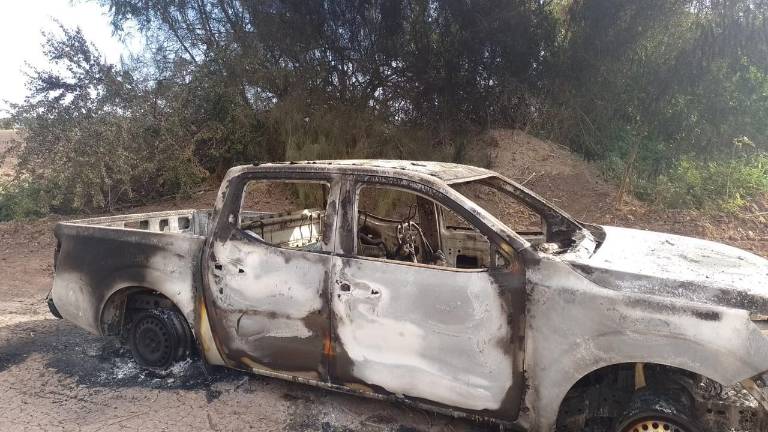 El cuerpo de una persona fue encontrado al interior de una camioneta calcinada cerca de la sindicatura de San Pedro, Navolato.
