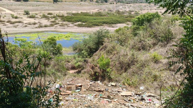 El mirador ubicado a un costado del Río Baluarte, en Rosario, ha sido convertido en un basurero clandestino.