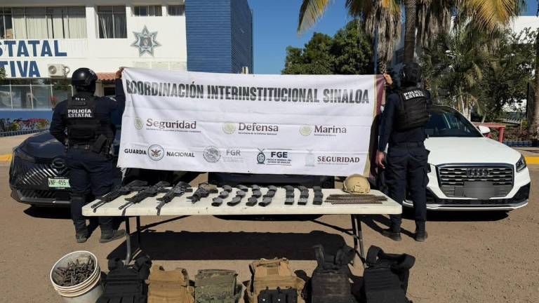 Armamento, municiones y vehículos robados fueron asegurados durante el operativo en el Desarrollo Urbano Tres Ríos, en Culiacán.