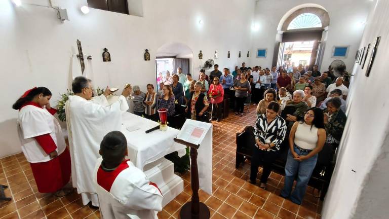En El Rosario, la Santa Cruz se convierte en plegaria por la paz.