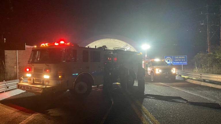 Mantienen cerrada la Durango-Mazatlán tras volcadura e incendio