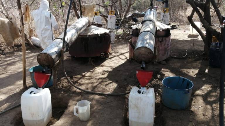 Ejército Mexicano asegura más de 2 mil litros de metanfetamina en laboratorios clandestinos en Sinaloa
