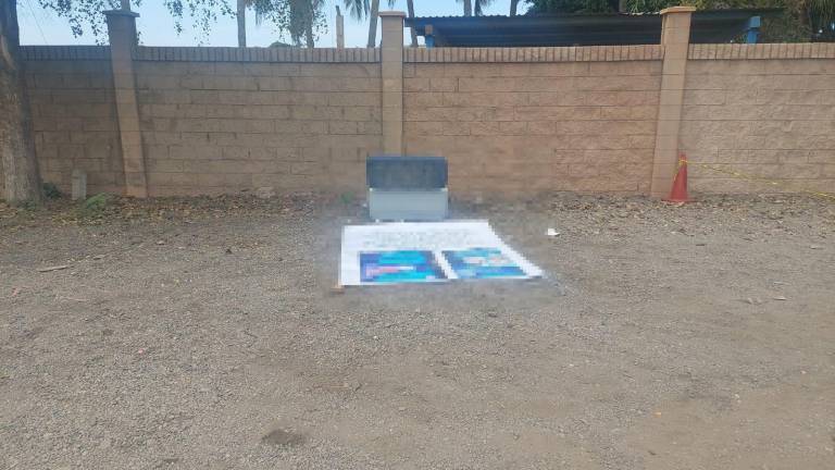 En el sitio también se encontraba una manta con un mensaje presuntamente relacionado con grupos delictivos.
