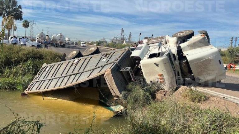 El camión cargado con maíz terminó dentro del Canal Lateral 18; el conductor resultó ileso.
