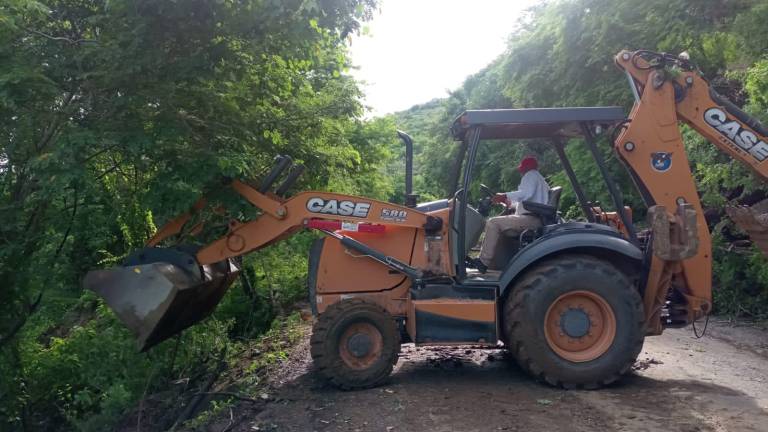 Por derrumbe de cerro, en carretera Badiraguato Parral se habilita camino alterno, informa Gobierno estatal