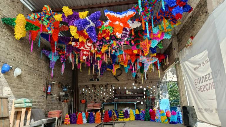 Los Servidores de la Nación en Rosario intercambian piñatas por bolsas de dulces para llevar a niños y niñas de zonas marginadas.