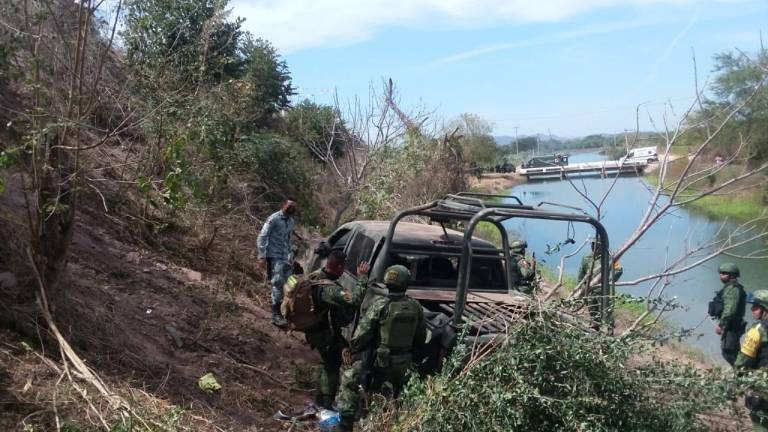 Militar muere en volcadura en Rosario; AMLO se detiene a ver a los lesionados