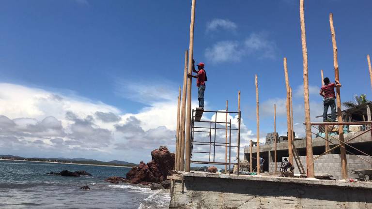 Casi en el mar, levantan construcción en Playa Cerritos, al norte de Mazatlán