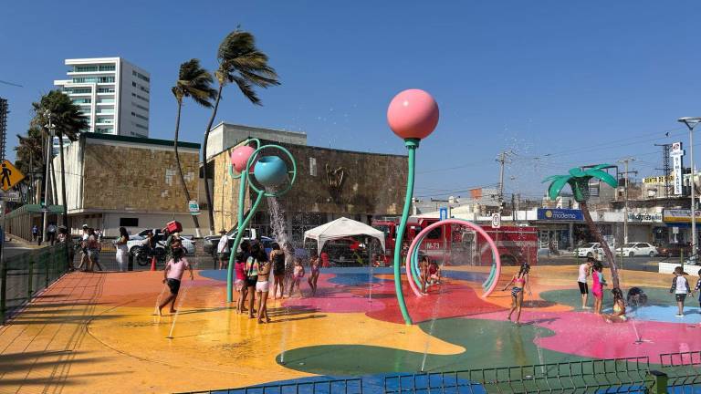 Niños y niñas disfrutan del Oasis Interactivo del Parque Martiniano Carvajal, uno de los espacios recreativos favoritos en el puerto.
