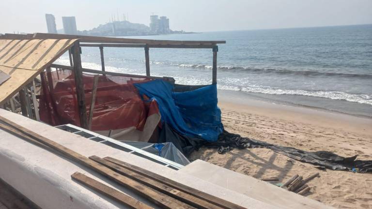 Al parecer, continúan trabajando en la palapa que estaba clausurada por la Profepa.