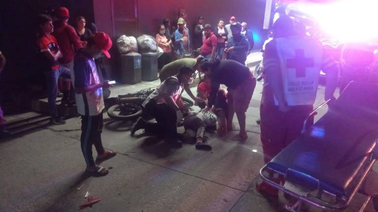 Dos menores quedan lesionados tras choque contra camioneta en Escuinapa