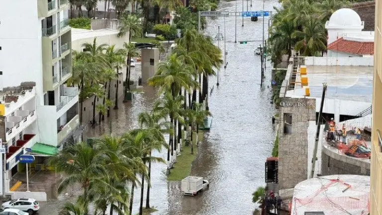 La Avenida Camarón Sábalo, en la Zona Dorada de Mazatlán, inundada tras las lluvias de este martes.