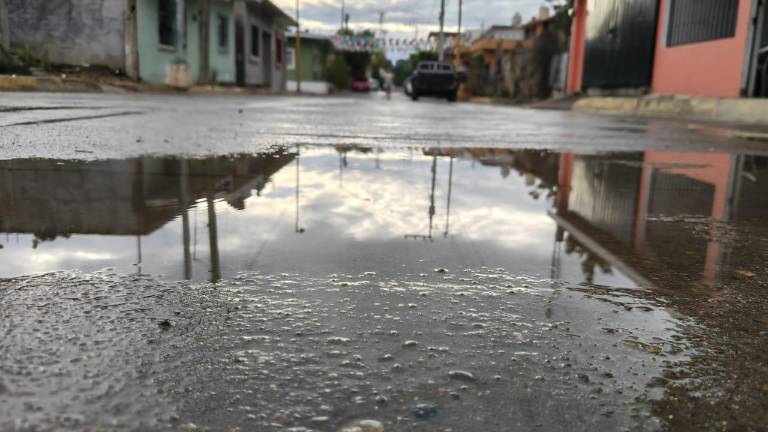 Cielo nublado y lluvias ligeras sorprendieron a los ciudadanos.