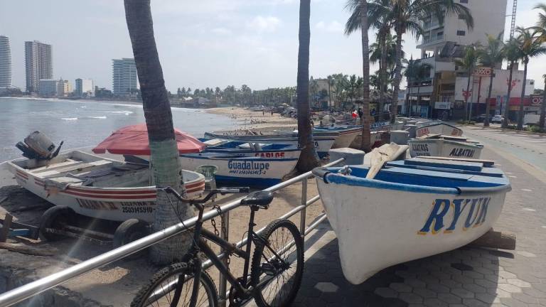 Las marejadas que se han registrado frente a las costas de Mazatlán ha afectado la actividad pesquera.
