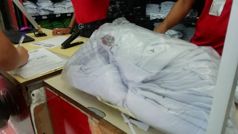 Quirino se fue sin pagar $30 millones a textileros por uniformes escolares gratuitos