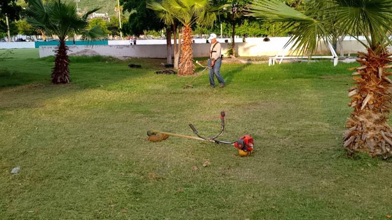 Personal del Gobierno de Ahome realiza labores de mantenimiento en canchas deportivas.