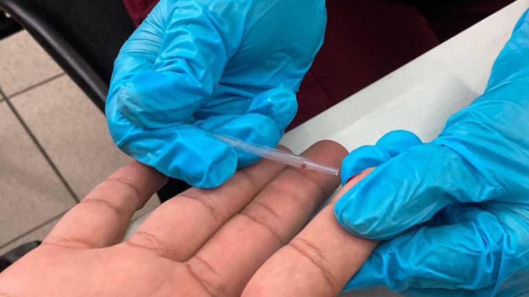 Ciudadanos participaron en la jornada de pruebas rápidas organizada por la Coordinación Municipal de Atención a la Población LGBTQ+ en Mazatlán.