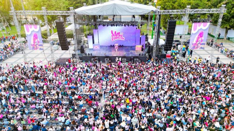 Miles de familias asistieron al festejo del Día de la Niñez en la explanada del Palacio de Gobierno en Culiacán.