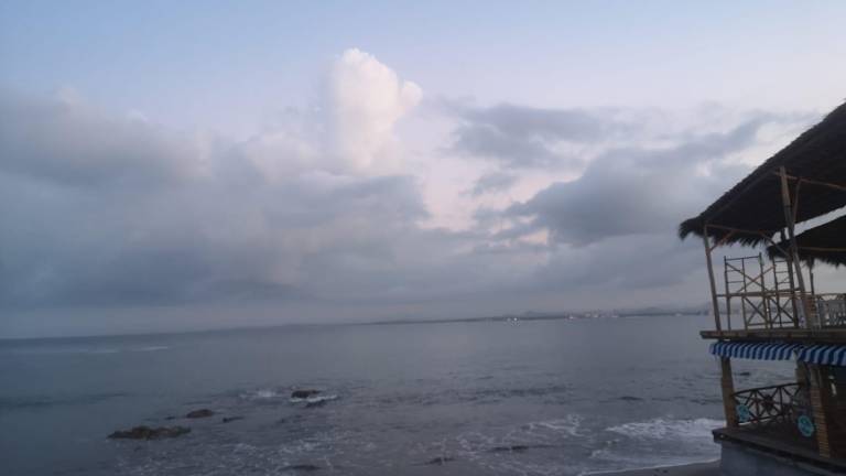 La madrugada de este martes se observaron nubarrones en Mazatlán.