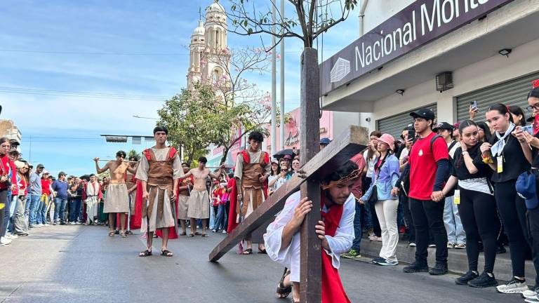 La escenificación, que reunió a decenas de participantes, recreó las distintas estaciones de la Pasión de Cristo.