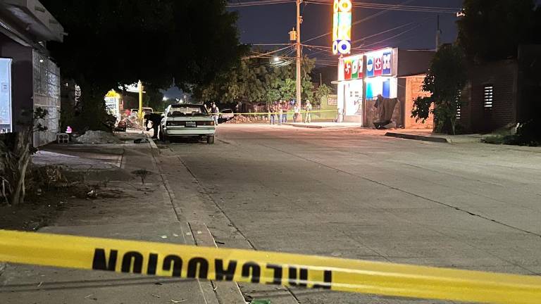 Militares y peritos resguardaron el área donde un hombre fue asesinado a balazos este sábado en la colonia Pemex.