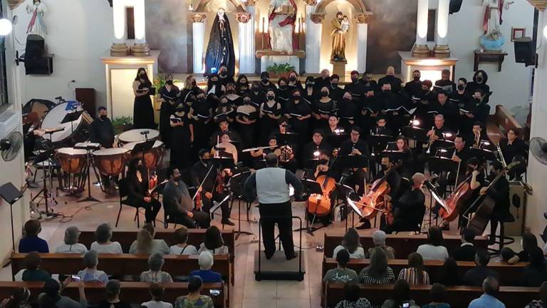 El Coro de Ópera de Sinaloa durante el concierto.