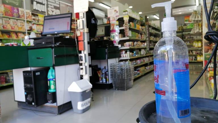 En comercios se toman medidas de sanidad contra la pandemia.