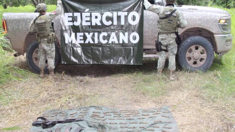 Una camioneta pickup de modelo reciente fue localizada en el ejido La Campana con armamento.