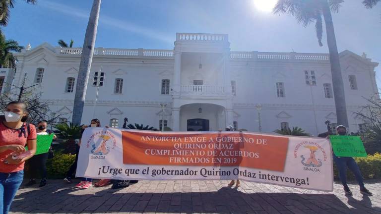 Manifestación del Movimiento Antorchista, la mañana de este jueves, en el Palacio del Ayuntamiento.