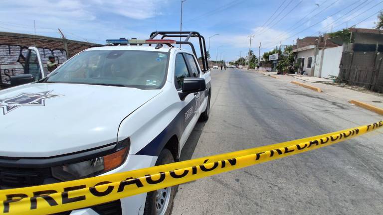 Elementos policiales y periciales resguardaron la zona donde un hombre fue atacado a balazos en la colonia Libertad de Expresión.