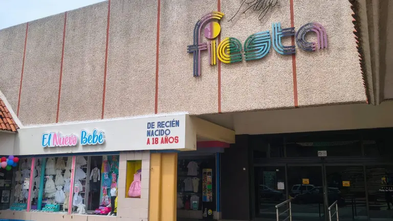 La Plaza Fiesta Las Palmas, en Los Mochis, reabrió sus puertas tras verse afectada por un incendio.