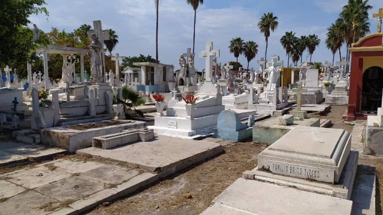 Los panteones municipales de Mazatlán ya reciben labores de mantenimiento.