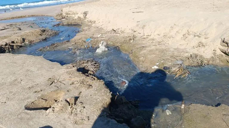 Una descarga de aguas residuales se registra a un costado del Monumento al Pescador, en el malecón de Mazatlán.
