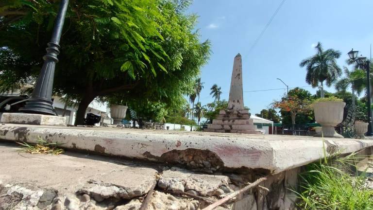La remodelación de la plaza del Obelisco, en Rosario, la dejaron inconclusa.