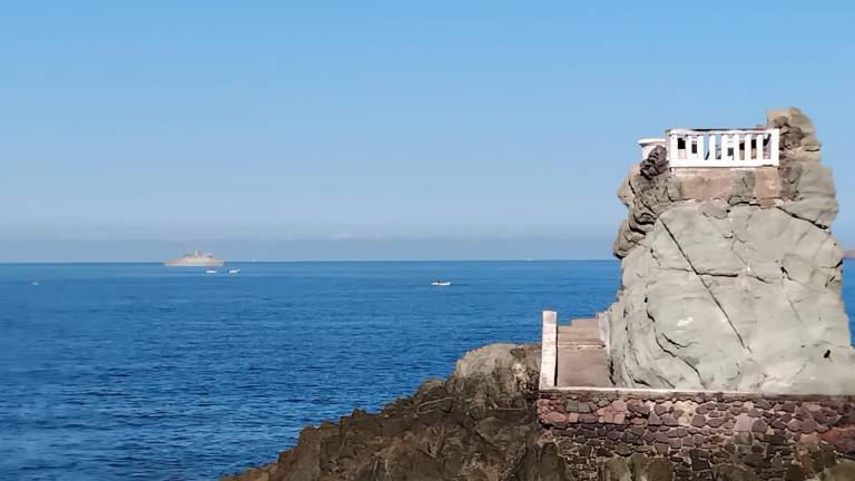 Sobre la bahía de Mazatlán, frente a Olas Altas, se encuentra un buque de la Secretaría de Marina en tareas de vigilancia.