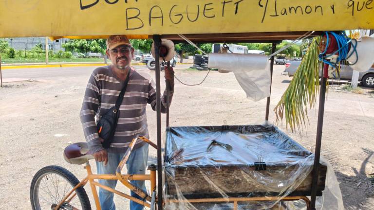 Leónides Romero Jara recorre las calles de Rosario a bordo de su triciclo para ofrecer pan a sus clientes.
