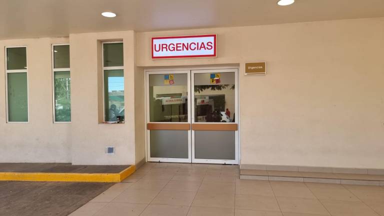 Paramédicos de la Cruz Roja atendieron al herido que fue trasladado al hospital.