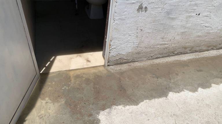 Los afectados documentaron cómo las aguas negras invadieron sus hogares.