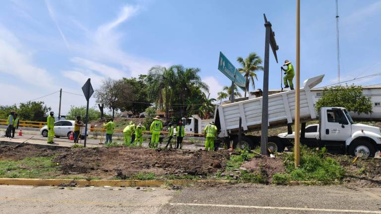 Trabajadores realizaron acciones de bacheo en distintos puntos de la carretera México 15, en el tramo que atraviesa Rosario.
